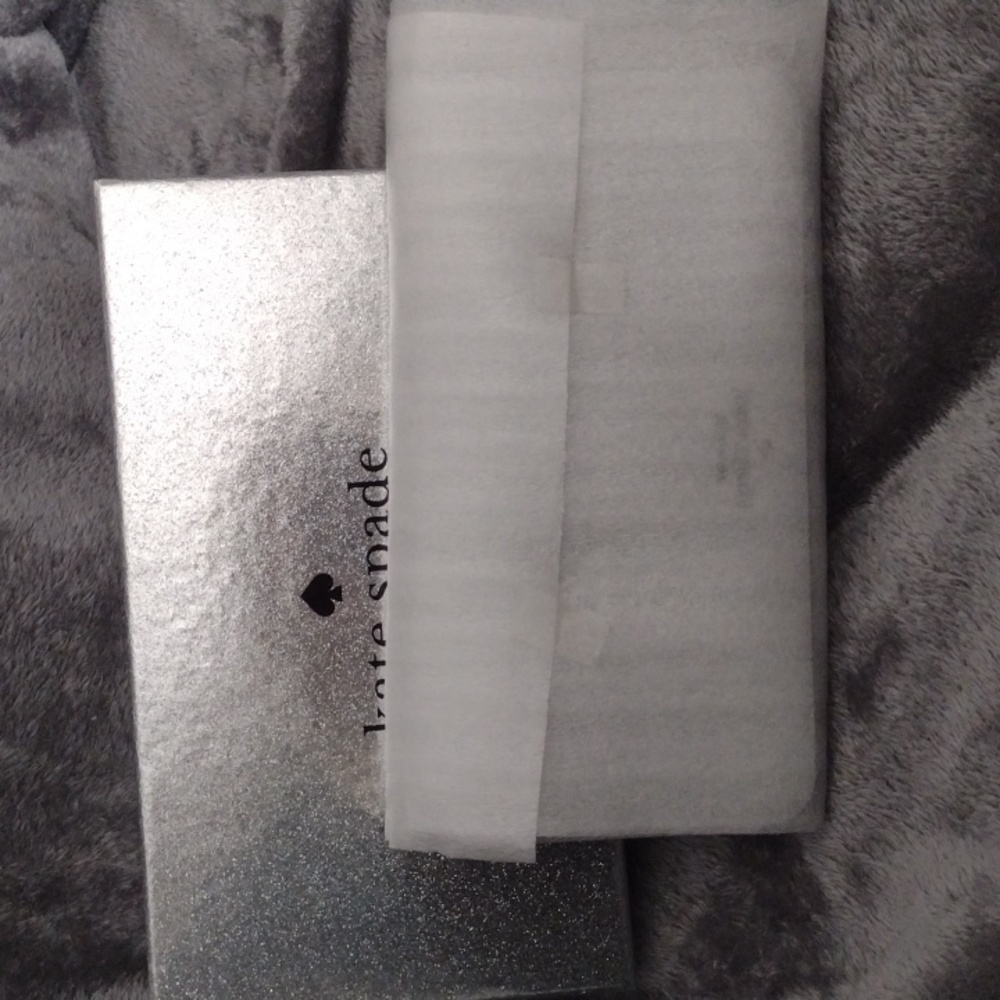 NWOT, Kate Spade Silver Sparkling wallet in gift box - Picture 12 of 12